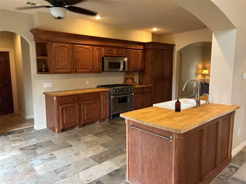 Kitchen - 329 Flash Cir, Luling, TX 78648 photo 6 of 6