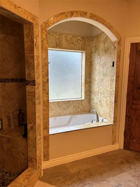 Bath - 329 Flash Cir, Luling, TX 78648 photo 1 of 2