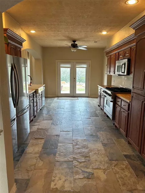Kitchen - 329 Flash Cir, Luling, TX 78648 photo 4 of 6
