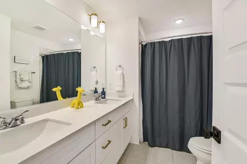 Bath - 6115 Marsh Ln, Buda, TX 78610 photo 3 of 3