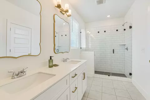 Bath - 6115 Marsh Ln, Buda, TX 78610 photo 1 of 3