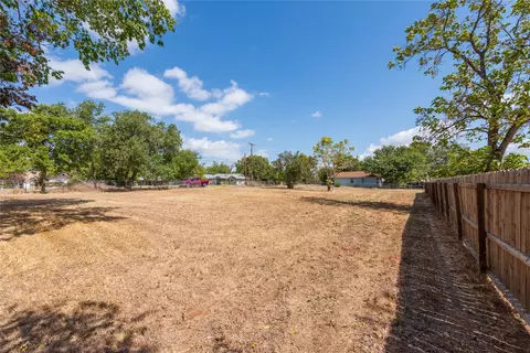 220 Daisy Ave, Luling, TX 78648 photo 9