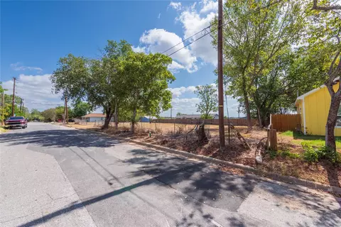 220 Daisy Ave, Luling, TX 78648 photo 8