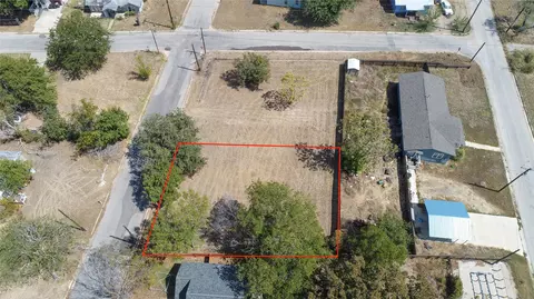 220 Daisy Ave, Luling, TX 78648 photo 5