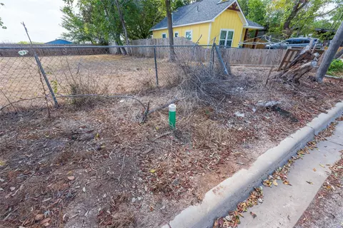 220 Daisy Ave, Luling, TX 78648 photo 11
