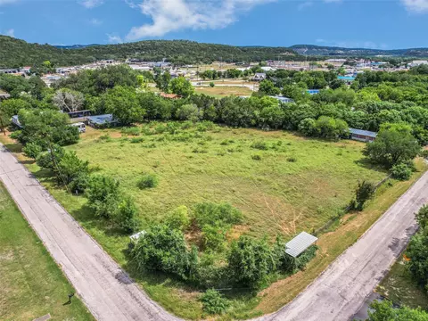 201 Oak Dr, Canyon Lake, TX 78132