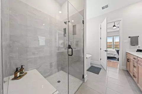 Bath - 313 E Luna Blue Ln, Jarrell, TX 76537 photo 3 of 4