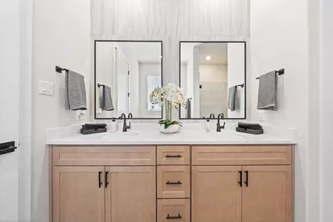 Bath - 313 E Luna Blue Ln, Jarrell, TX 76537 photo 1 of 4