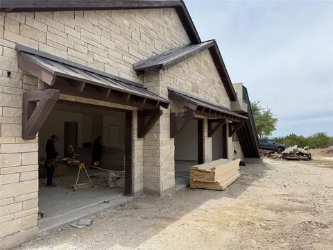 682 Evergreen Cir, Round Mountain, TX 78663