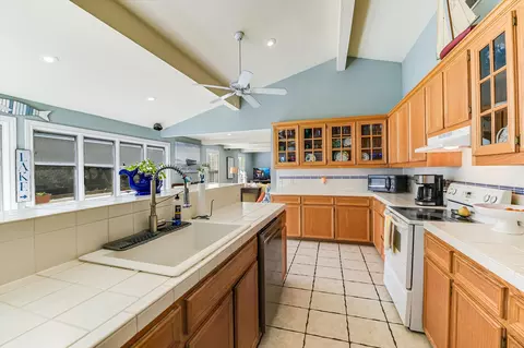 Kitchen - 17009 E Darleen Dr #2, Leander, TX 78641 photo 2 of 3