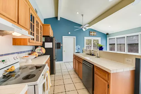 Kitchen - 17009 E Darleen Dr #2, Leander, TX 78641 photo 3 of 3