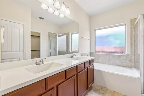 Bath - 328 Shale Cir, Buda, TX 78610 photo 2 of 4