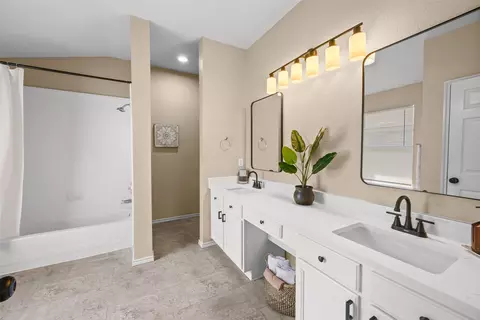 Bath - 161 Britni Loop, Kyle, TX 78640 photo 1 of 3