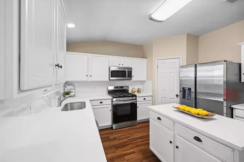 Kitchen - 161 Britni Loop, Kyle, TX 78640 photo 4 of 7