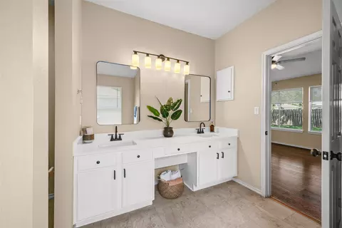Bath - 161 Britni Loop, Kyle, TX 78640 photo 2 of 3