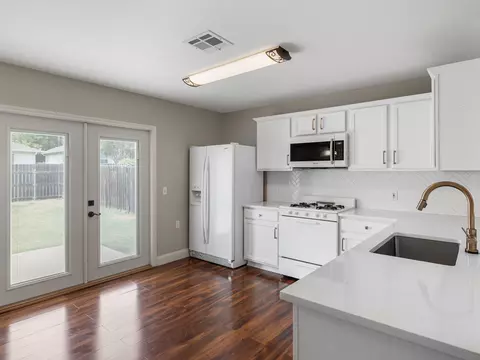 5220 Hutchinson Dr, Austin, TX 78723