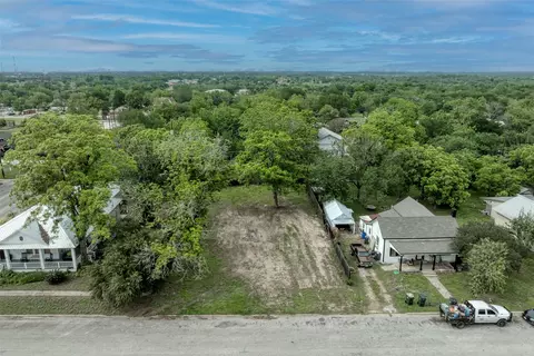 809 E Fannin St, Luling, TX 78648 photo 6
