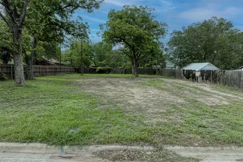 809 E Fannin St, Luling, TX 78648
