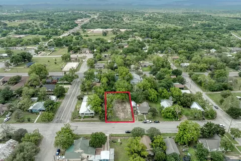 809 E Fannin St, Luling, TX 78648 photo 9