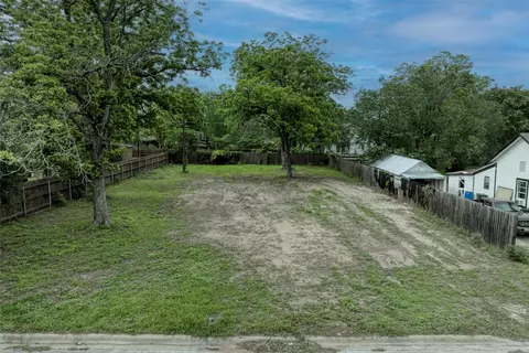 809 E Fannin St, Luling, TX 78648 photo 5