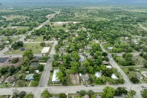 809 E Fannin St, Luling, TX 78648 photo 12