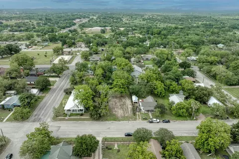 809 E Fannin St, Luling, TX 78648 photo 8