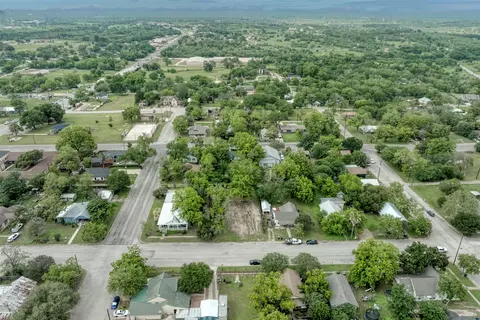 809 E Fannin St, Luling, TX 78648 photo 10