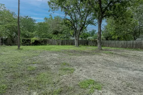 809 E Fannin St, Luling, TX 78648 photo 2