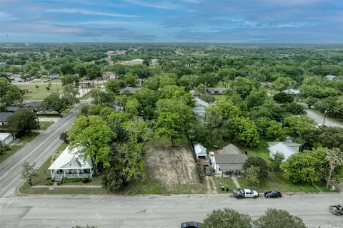 809 E Fannin St, Luling, TX 78648 photo 7