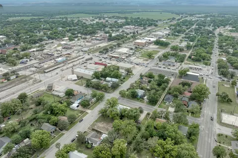 809 E Fannin St, Luling, TX 78648 photo 16