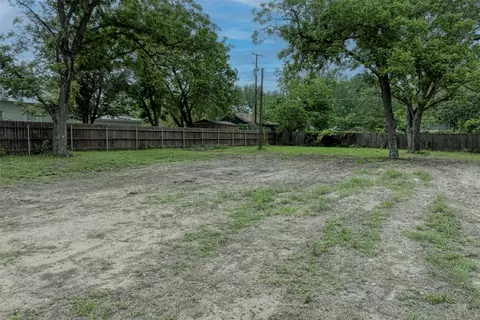 809 E Fannin St, Luling, TX 78648 photo 3