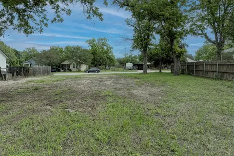 809 E Fannin St, Luling, TX 78648 photo 4