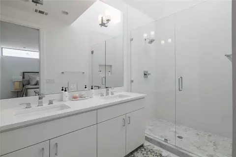 Bath - 3406 E 17th St #5, Austin, TX 78721 photo 1 of 2