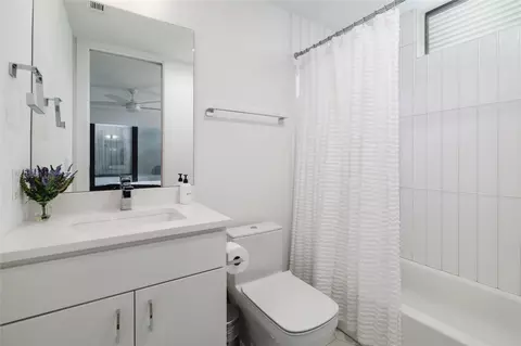 Bath - 3406 E 17th St #5, Austin, TX 78721 photo 2 of 2