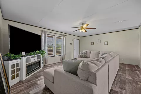 109 Zacate St, Elgin, TX 78621 photo 7