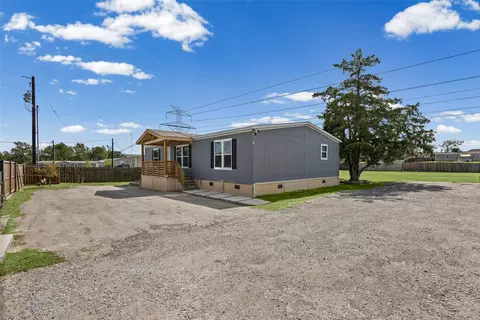 109 Zacate St, Elgin, TX 78621 photo 4