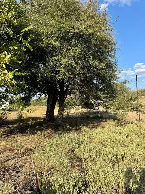 127 Hall Rd, Luling, TX 78648