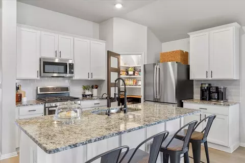 Kitchen - 205 Bright Star Ln, Georgetown, TX 78628 photo 2 of 4