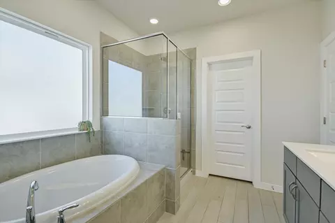 Bath - 11504 Comano Dr, Austin, TX 78747 photo 1 of 2