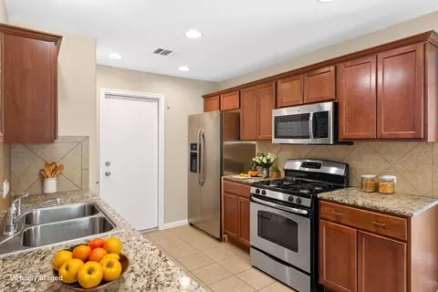 Kitchen - 458 Nottingham Loop, Kyle, TX 78640 photo 4 of 7