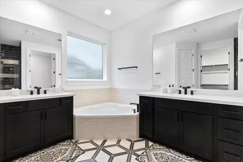 Bath - 8113 Edmondson Bnd, Austin, TX 78744 photo 1 of 3