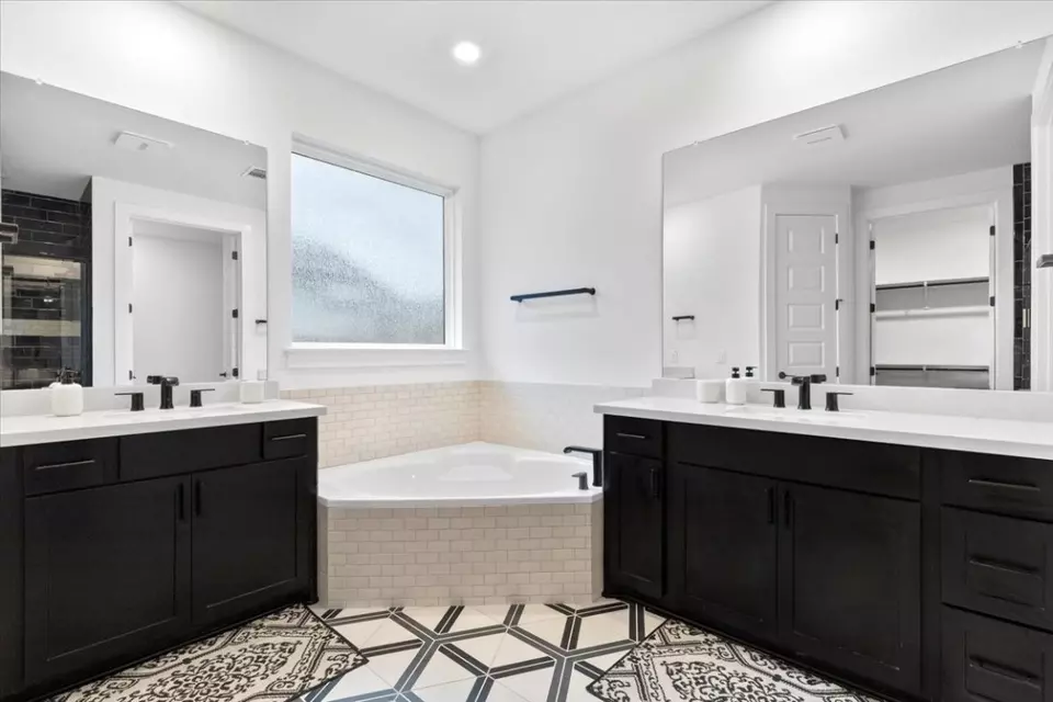 Bath - 8113 Edmondson Bnd, Austin, TX 78744 photo 1 of 3