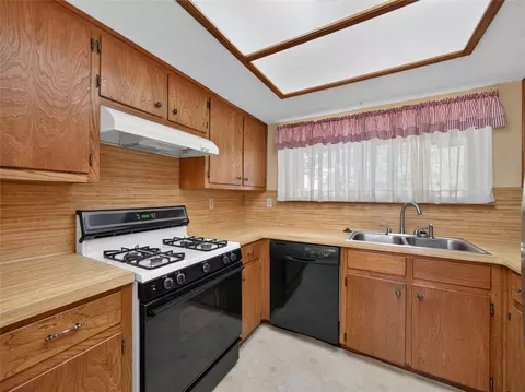 Kitchen - 404 E Central Dr, Georgetown, TX 78628 photo 2 of 4