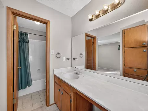 Bath - 404 E Central Dr, Georgetown, TX 78628 photo 2 of 3