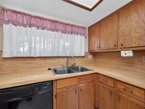 Kitchen - 404 E Central Dr, Georgetown, TX 78628 photo 4 of 4