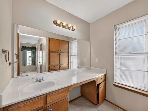 Bath - 404 E Central Dr, Georgetown, TX 78628 photo 1 of 3