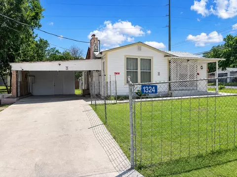 1324 5th St, Kerrville, TX 78028