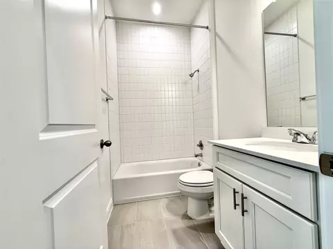 Bath - 461 Young St, Buda, TX 78610 photo 2 of 3