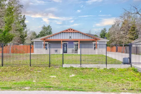 Exterior - 421 Las Lomas Dr, Elgin, TX 78621 photo 1 of 8