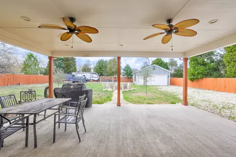 Exterior - 421 Las Lomas Dr, Elgin, TX 78621 photo 3 of 8